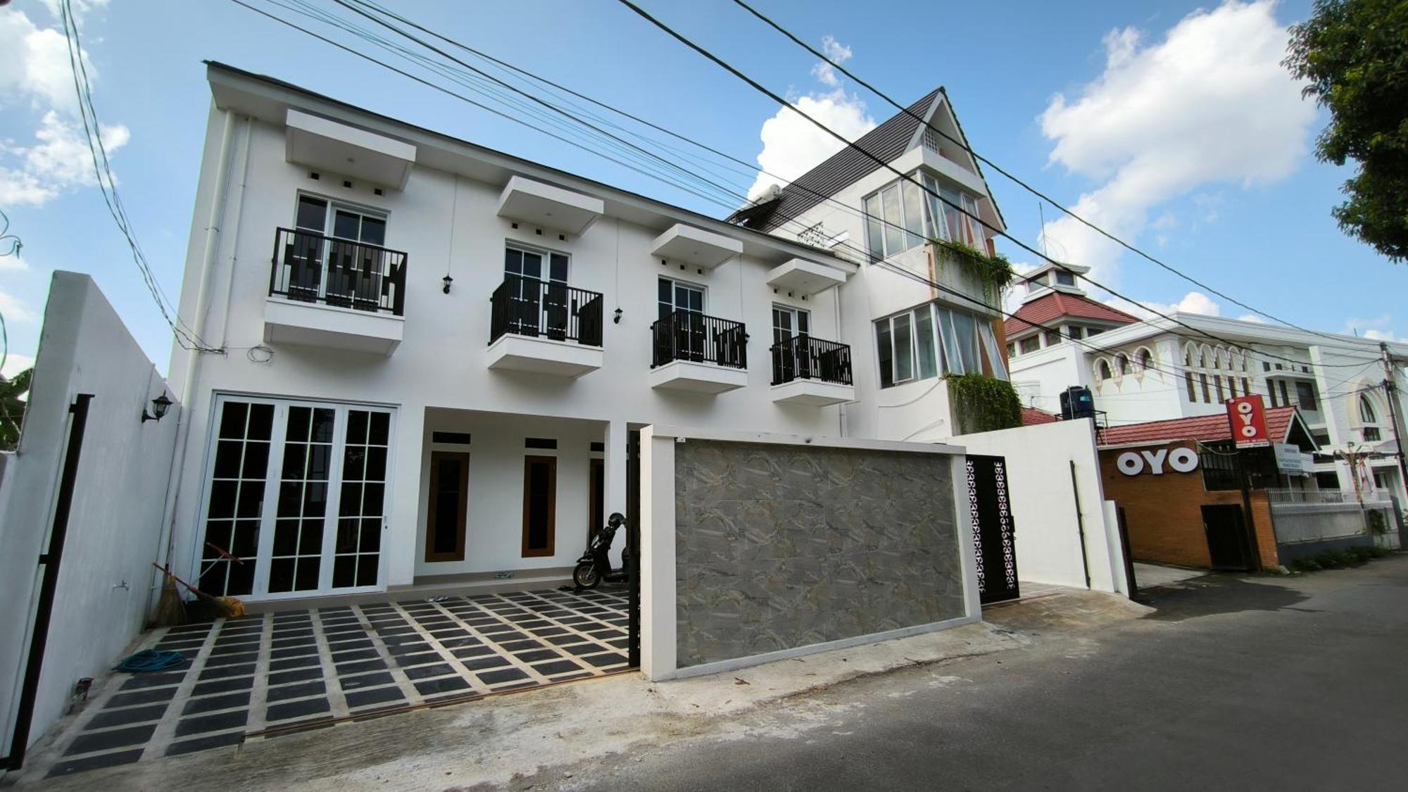 House Of Bedjo Powered By Cocotel Yogyakarta Kültér fotó